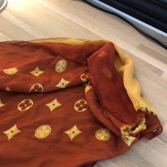 Luis Vuitton scarf - Picture 4 of 5